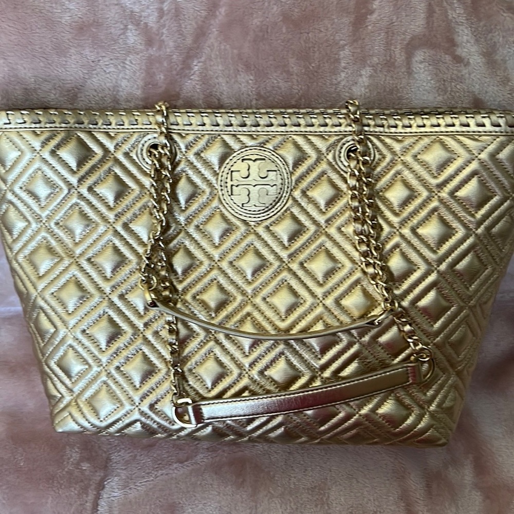 Tory Burch tote.new with out of tags.never worn.